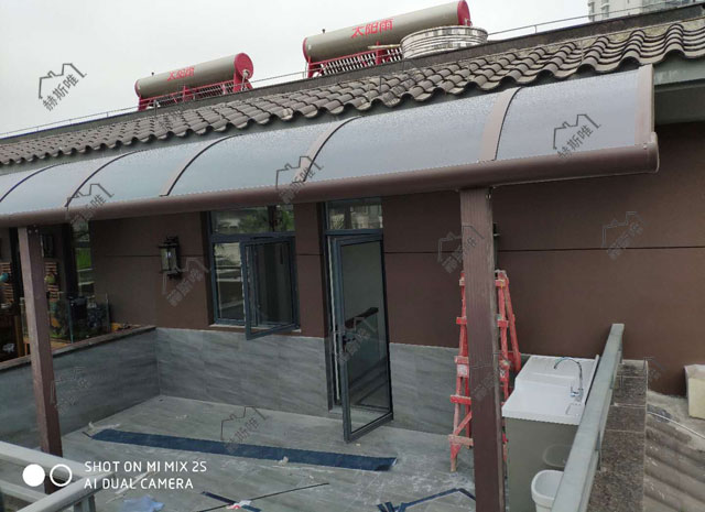 海南?？谟昱?胡先生